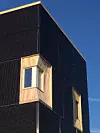 Det er også smart å utnytte vinden eller solen til å produsere strøm fra en bygnings omhyllingsflate slik at den blir selvforsynt med energi. Sett i lys av disse virkelig smarte løsningene blir mange av dagens nye smartprosjekter som nå lanseres nokså uklare, og ofte puslete.