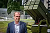 Eirik Lie, sjef i Kongsberg Defence & Aerospace, foran et Nasams-batteri.