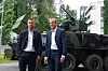 Kongsberg Gruppens konsernsjef Geir Håøy (til venstre) og Kongsberg Defence & Aerospace-sjef Eirik Lie foran Nasams og en Kongsberg våpenstasjon. Foto: Mathias Klingenberg