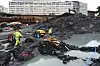 Pumper vekk vann: - Det virker som om det er mye vann på byggeplassen, men dette er håndterbart. 10 mm nedbør på 13000 kvadratmeter utgjør en del vann, og vi bruker noen timer på å pumpe dette ut igjen, sier Statsbyggs prosjektleder for produksjon.
