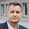 Må forstå ingeniørene: Viserektor og professor Helge Thorbjørnsen ved NHH vil at fremtidens siviløkonomer bli bedre i stand til å forstå hva ingeniørene snakker om. De starter med økt vekt på undervisning i digitalisering. Foto: Helge Skodvin