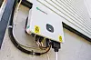 En nettilkoblet inverter gjør likestrøm fra solceller om til vekselstrøm med samme frekvens som i strømnettet. Foto: Marius Valle