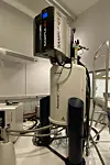 Spektroskopet er svært, men jobbar med ørsmå objekt. Den store tanken er fylt med flytande helium som er -269 gradar. Det trengs for å kjøle ned magneten i spektroskopet. Foto: Marit Melbye Sørensen/UiT