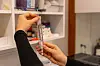 Stoffet ein skal studere, må inn i ein slik behaldar. Foto: Kjetil Rydland/UiT