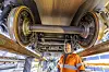 Kim Biensø fra Stadler Norge under ett av Flirt-togene, som var av de første der mange viktige komponeneter ble flytter fra understellet og opp på taket.