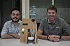 Pietro Randine, til venstre, og professor veileder Eirik Årsand med prototypen som ga grunnlag for beste karakter på mastergraden. Randine er nå stipendiat ved UiT og jobber med bedre kommunikasjon mellom helsepersonell og pasient. Foto: UiT