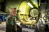 Oberst Martin Tesli bak et F-16-fly som brukes til utdannelse av teknikere på F-35. Foto: Ole Andreas Vekve / Forsvaret