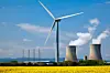 Bilde viser Tricastin Nuclear Power Plant i Saint-Paul-Trois-Châteaux i Frankrike. Der ligger kjernekraftverket ved siden av vindturbiner. Kombinasjonen fungerer og trenger ikke være noe enten-eller, ifølge artikkelforfatteren.