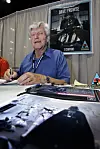 Darth Wader-skuespiller David Prowse og stuntmannen hans skal ha brukt den auksjonsaktuelle lyssabelen i de originale «Star Wars»-filmene. Det gir rekordpris. Foto: Reed Saxon / AP / NTB