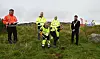 Audun Haaland og Lilly Hviding som tar første spadestikk. I bakgrunnen står prosjektleder fra Statens vegvesen, Oddvar Kaarmo (til venstre), ordfører Stian Giil Bjørsvik, prosjektlederne Åshild Gudmestad og Reidar Løvhaugen fra entreprenøren Hæhre/Risa.