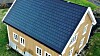 Tekking og solceller i ett: Den nye solcelle-taksteinen fra Grimstad er allerede lagt på et utvalg tak i Norge.
