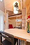 SPESIALBYGGET: De fleste møblene er faste, og er spesialbygget for boligen.