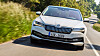 Skoda Superb IV kan både kjøres på strøm og fossilt drivstoff.