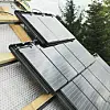 Solcellene legges som vanlig takstein. På grunn av den lave spenningen behøver man ikke være elektriker for å gjøre det. Foto: Autarq