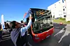 Sjåfør Khan Mujib gjør siste finpuss før en av de splitter nye biogassbussene settes i trafikk.
