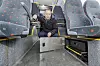 Sverre Skaar i Solaris Norge viser luken foran i bussen der kjettingen ligger. Alle førere har tilgang til kjettingen med nøkkel. Foto: Arash A. Nejad
