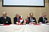 Gigantavtale: Ole Jørgen Lønne fra Universitetssenteret på Svalbard, direktørSaku Tsuneta i den japanske romfartsorganisasjonen JAXA, sjefsforsker ElsayedTalaat fra NASA og daværende rektor Ole Petter Ottersen fra UiO undertegnetrakettavtalen i Tokyo i begynnelsen av april. Foto: Yngve Vogt