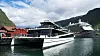 Katamaranen Vision of the Fjords er hybrid og går mellom Flåm og Gudvangen. Den seiler utslippsfritt med 400 turister om bord inn Nærøyfjorden. I mai kommer søsterskipet Future of the Fjords som er 100 % batteridrevet. Bilde: Eirik Helland Urke