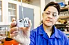 Ana Maria Martinez forsker blant annet på høytemperatur elektrolyse til å gjenvinne sjeldne jordartsmetaller fra skrap. Foto: Thor Nielsen/Sintef