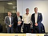 Kontrakten er signert og det er tid for håndtrykk. Fv. Tom Kalsås, statssekretær i Samferdselsdepartementet, Kjell Inge Davik, utbyggingsdirektør i Statens vegvesen, Øyvind Langemyr, daglig leder i Bertelsen & Garpestad og Ales Gothard, daglig leder i Metrostav.