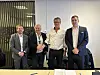 Kontrakten er signert og det er tid for håndtrykk. Fv. Tom Kalsås, statssekretær i Samferdselsdepartementet, Kjell Inge Davik, utbyggingsdirektør i Statens vegvesen, Øyvind Langemyr, daglig leder i Bertelsen & Garpestad og Ales Gothard, daglig leder i Metrostav.