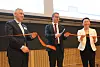 Energiminister Terje Søviknes klipper snoren og åpner forskningssenteret HydroCen i Trondheim. Han får hjelp av senterets styreleder Ivar Arne Børset og daglige leder Hege Brende. Foto: Øyvind Lie
