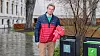 Hver nordmann forbruker cirka 15 kilo klær og tekstiler hvert år. Minst halvparten ender i restavfallet. Knut Skinnes reddet denne røda skjorta. Foto: Mona Strande