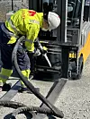 – Tørrisblåsing passer for dem som ønsker å unngå dyrt spesialavfall og eliminere nedetid ved vedlikehold av maskiner og produksjonsutstyr, sier Marius Østlie.
