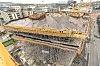 I byggeperioden måtte reisverket fra bakken tåle all vekt både fra utkragingen og foldetaket. Over betongtaket er det et regntett ståltak som følger foldetakets geometri, men med rom mellom som gir plass til inspeksjon, sprinkler og kabelføringer. Foto: Doka Norge