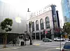 ROCK'N ROLL: Apple har vært med på å endre musikkbransjen. Ironisk nok har selskapet en stor butikk rett over gaten fra nedlagte Virgin Megastore i San Francisco. Hos Apple er det rock'n roll - det syder av kunder dagen lang.