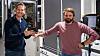 Ved hjelp av Zivids 3D-kameraer utfører industriroboter oppgaver som automatisering av nettbutikker, plukking og sortering av pakker rett fra pall eller kasse, samt inspisering og feilsøking. Avbildet: Kristian Hestmann (T.V.) har ansvaret for kalibreringsmaskinen, mens kollega og softwareutvikler Sebastian Grans har ansvaret for koden som kjører maskinen.