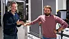 Ved hjelp av Zivids 3D-kameraer utfører industriroboter oppgaver som automatisering av nettbutikker, plukking og sortering av pakker rett fra pall eller kasse, samt inspisering og feilsøking. Avbildet: Kristian Hestmann (T.V.) har ansvaret for kalibreringsmaskinen, mens kollega og softwareutvikler Sebastian Grans har ansvaret for koden som kjører maskinen.