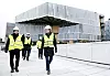 Den store utkrageren gir bygget mye ekstra areal uten å ødelegge siktlinjen til Operaen. Arkitektene Nils Ole Bea Brandtzæg (til venstre) og Einar Einar Hagem (til høyre) mener hensynet til arealutnyttelse også var årsaken til at de fikk ja til det uvanlige foldetaket. Bak dem går ingeniør Matthias Stracke og kommunikasjonssjef Kristine Hogseth Langfjord fra byggherre Kultur- og idrettsbygg Oslo KF. Foto: Sverre Christian Jarild