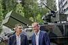 Kongsberg Gruppens sjef Geir Håøy (til venstre) og Kongsberg Defence and Aerospaces sjef Eirik Lie på Kongsberg Campus under kapitalmarkedsdagen denne uken.