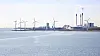 Et industriområde med vindturbiner ved kysten av det Baltiske hav.