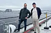 Pareto ønsker å bygge en større portefølje av solenergi og vil investere mye i det. Her er Christian Gjæver Rendall (fra høyre) og Jonathan Barfod i Pareto Alternative Investment på solcelletaket til Tibnor i Oslo.