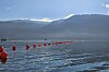 Fjordspennlina over Sognefjorden ble skadet av et lasteskip i september 2024 mens den var under oppføring. Når den står klar til høsten vil den gi prishopp i Midt-Norge, ifølge Volue.