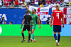 Ørjan Nyland reagerer ved å peke mot spidercam-vaieren etter Englands utligning. Foto: Terje Pedersen / NTB