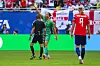 Ørjan Nyland reagerer ved å peke mot spidercam-vaieren etter Englands utligning. Foto: Terje Pedersen / NTB