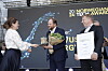 I 2024 vant Corvus Energy Norwegian Tech Award. Her får de blomster og diplom av Næringsminster Cecilie Myrseth på scenen i Kongsberg.