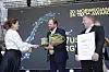 I 2024 vant Corvus Energy Norwegian Tech Award. Her får de blomster og diplom av Næringsminster Cecilie Myrseth på scenen i Kongsberg.