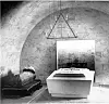 Kong Haakon VII sin kiste ble plassert i den hvite marmorsarkofagen i det kongelige mausoleum på Akershus etter gravferden i 1957. Kronprinsesse Märthas kiste sto fremdeles svøpt i kongeflagget til venstre, i påvente av ferdigsstillelse av sarkofagen hun og kong Olav i dag deler. Foto: NTB