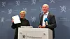 Leder Per Sanderud overrekker ekspertutvalgets anbefalinger til finansminister Siv Jensen (Frp).