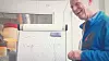 Cato Lyngøy tror Egget blir viktig for å korte ned tiden laksen oppholder seg i åpne anlegg i sjø. Her tegner og forklarer han løsningene i et videomøte med TU.