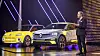 Renault-sjef Luca de Meo, her under en presentasjon av selskapets langsiktige elbilstrategi, ønsker ikke å være med på Teslas priskrig, men har ambisjoner om å bli like gode som dem på programvare om tre år.