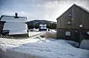 Snøen ligger fortsatt tjukt på landsbyhusene, selv om kalenderen viser april. Bilde: Mathias Klingenberg