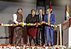 Statsminister Erna Solberg foretok den offisielle åpningen av Norges nye ambassadebygg i Indias hovedstad New Delhi mandag. Fra høyre ambassadør Nils Ragnar Kamsvåg og direktør Harald Vaagaasar Nikolaisen i Statsbygg, som har vært ansvarlig for byggeprosjektet. Til venstre minister i den indiske regjeringen, Vijay Kumar Singh.Foto: Gunnhild Hokholt Bjerve / NTB scanpix Foto: Gunnhild Hokholt Bjerve