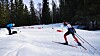 Her er Jacob Verdenius på vei opp bakken, mens Jonatan Engdahl fra Nord Universitet sørger for at fotocelle-målingene blir korrekte.