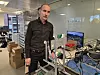 Sonair-sjef Knut Sandven demonstrerer egenskapene til sensorene i laboratorieoppsett. Foto: Odd Richard Valmot