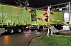 Et vogntog er fanget mellom bommene etter å ha forsøkt å krysse planovergangen mens bommene var på vei ned.